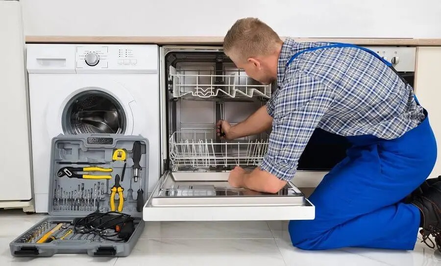 Cumayeri Daikin servisi teknisyen ekibi beyaz eşya tamiri yaparken